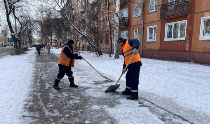 В выходные дни в Иркутске продолжается уборка дорог и территорий от снега и мусора