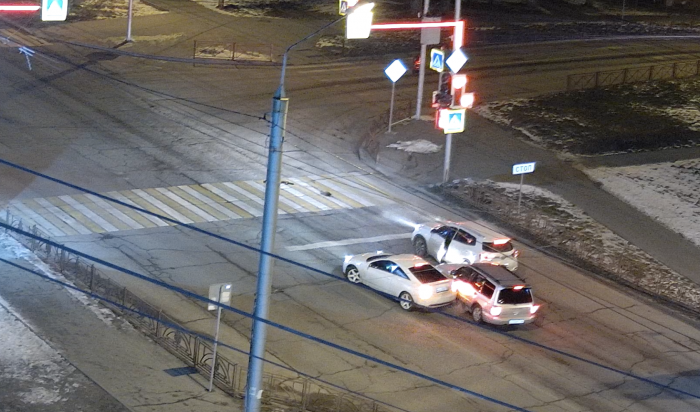 Водитель Subaru столкнулся с двумя автомобилями в Иркутске (Видео)