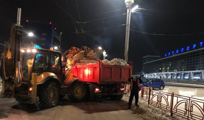 В Иркутске продолжают в круглосуточном режиме расчищать улицы и вывозить снег