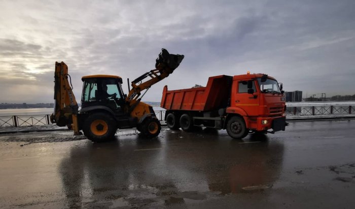 Прошедшей ночью с улиц Иркутска вывезли 250 тонн снега