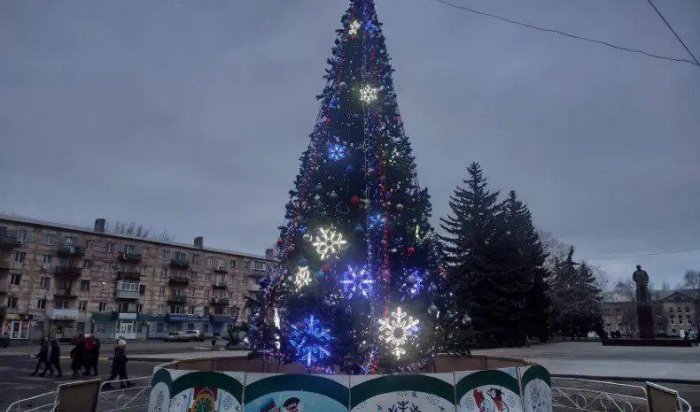 Иркутск подарил Кировску ЛНР 14-метровую новогоднюю ёлку