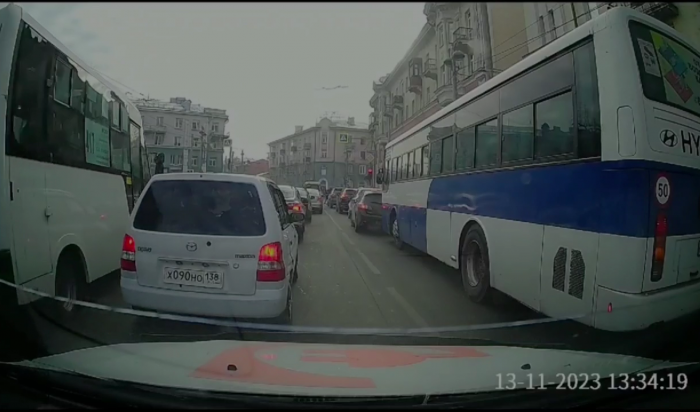 В Иркутске оштрафовали водителя маршрута № 417 за выезд на встречную полосу