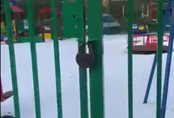 В Иркутске жители одного из домов запрещают играть посторонним на детской площадке (Видео)