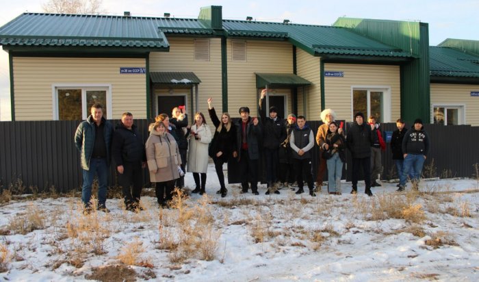 В Усть-Уде и Балаганске дети-сироты получили ключи от новых квартир