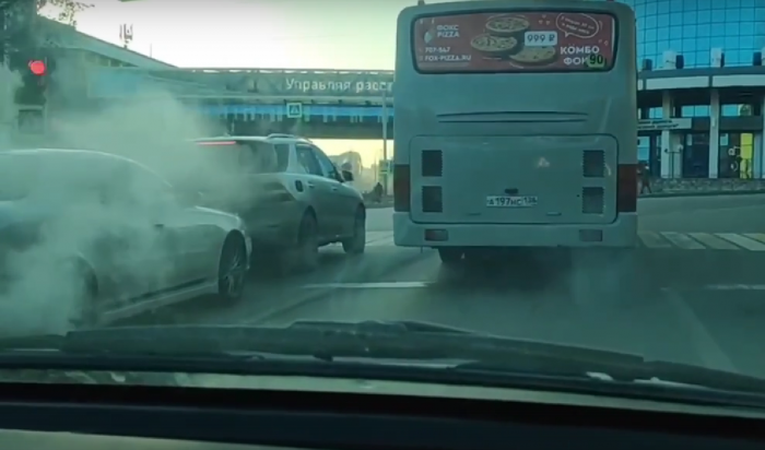 В Иркутске водитель автобуса пересек перекресток на красный сигнал светофора (Видео)