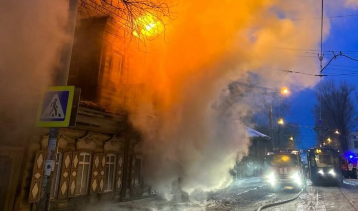 Деревянный дом горел в центре Иркутска