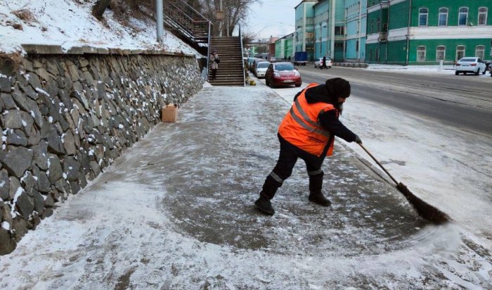Уборка снега продолжается на улицах Иркутска