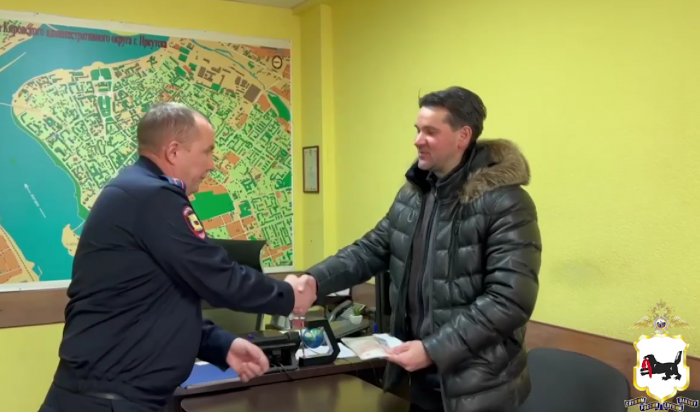 Полицейские вернули иркутянину потерянные 150 тысяч (Видео)