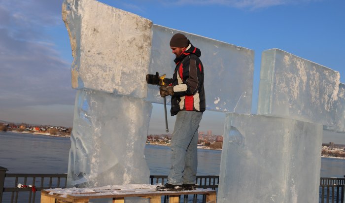На Нижней набережной в Иркутске создают изо льда «Дерево жизни»