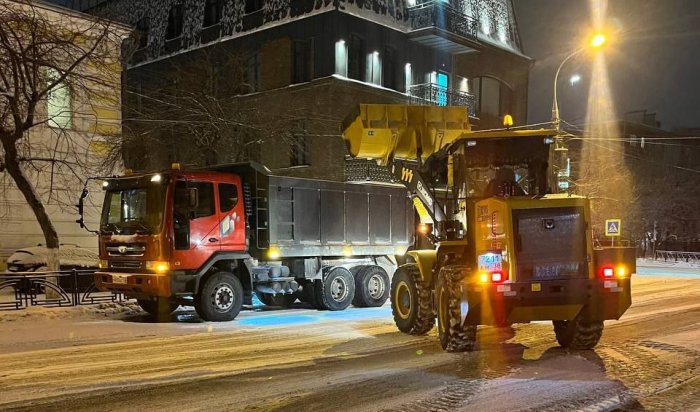 Дорожные службы Иркутска чистят улицы после снегопада