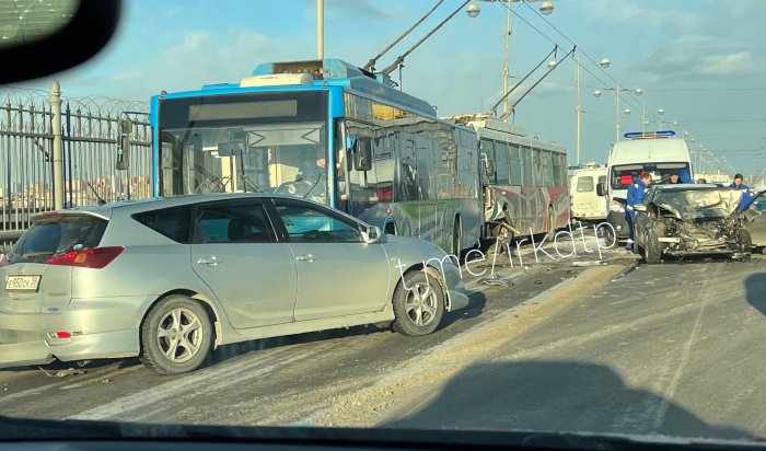 Два троллейбуса и две легковушки попали в ДТП на плотине в Иркутске