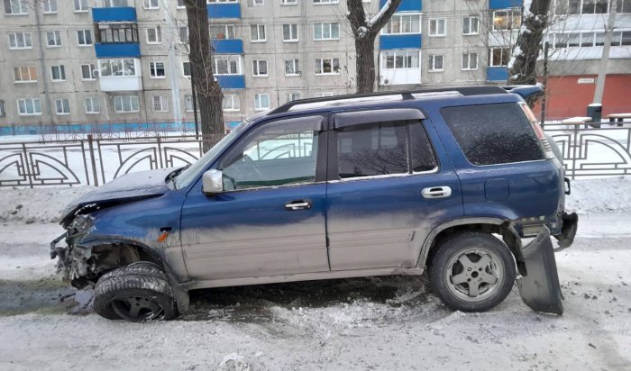 В Иркутске разыскивают водителя, въехавшего в дорожное ограждение и бросившего машину