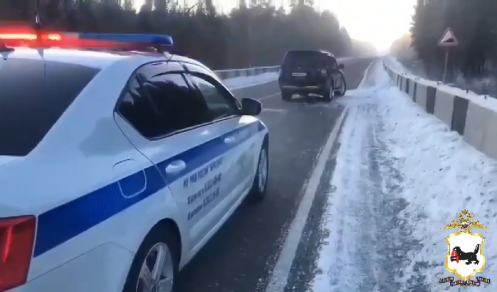 В Братске полицейские помогли замерзавшему на трассе мужчине (Видео)