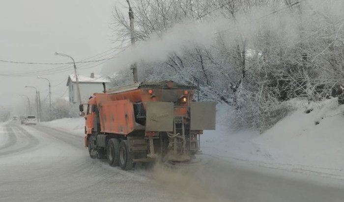 В Иркутске дважды в сутки проводят противогололедную обработку дорог