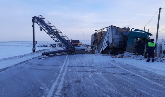 На трассе «Сибирь» большегруз попал в серьезное ДТП