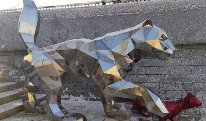 На Нижней набережной в Иркутске устанавливают зеркальные фигуры бабра и соболя