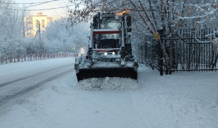 В Иркутске продолжают расчищать от снега дороги и тротуары