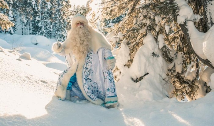 Байкальский Дед Мороз получает письма к Новому году