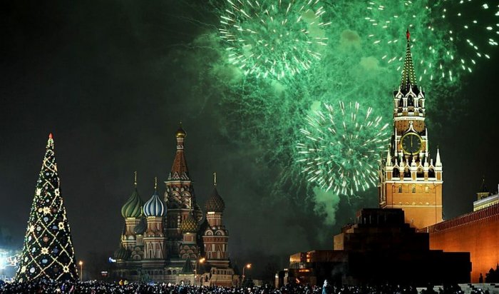 Россиян больше всего в новогоднюю ночь раздражают фейерверки и скучные телепередачи