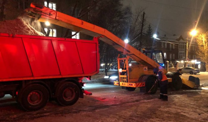 В Иркутске устраняют последствия ночного снегопада