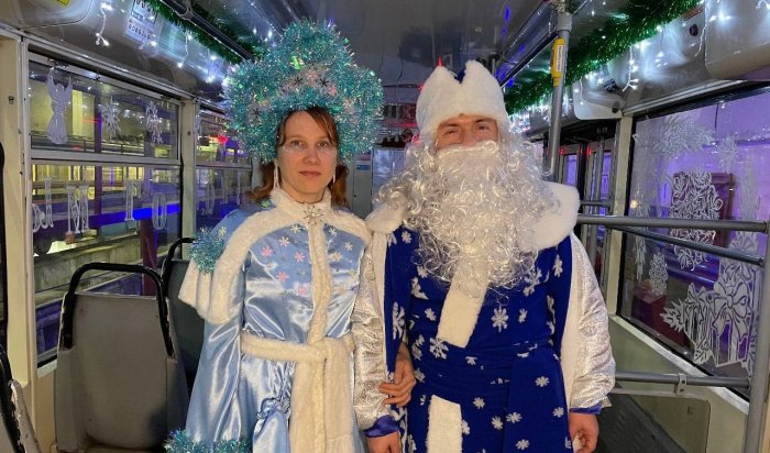 В Иркутске курсируют праздничные трамваи
