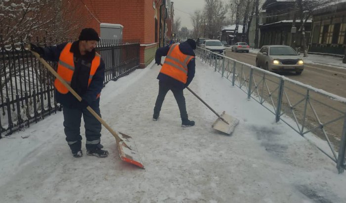 В Иркутске активно расчищают улицы от снега