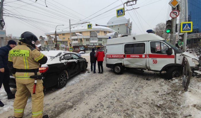 Машина скорой помощи и легковушка столкнулись в Иркутске (Видео)