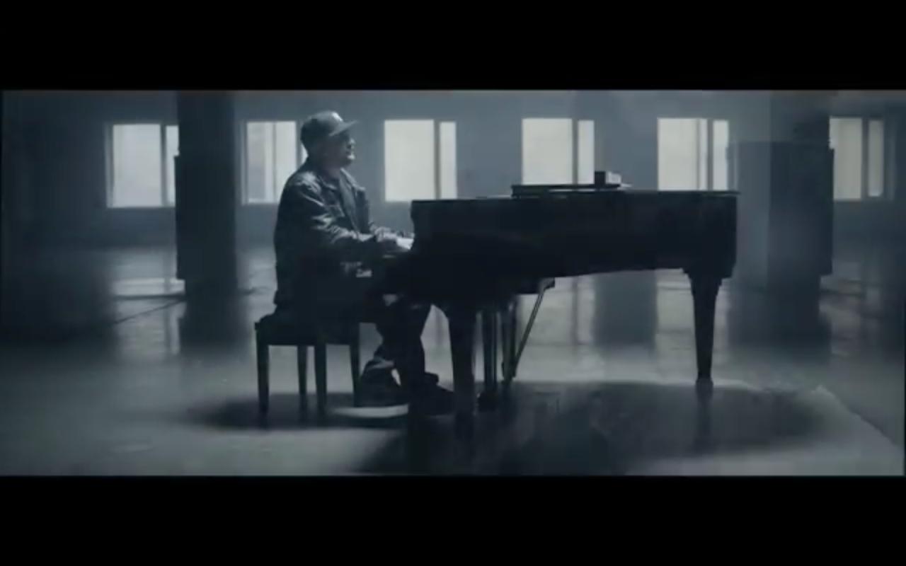 Клип играют на пианино