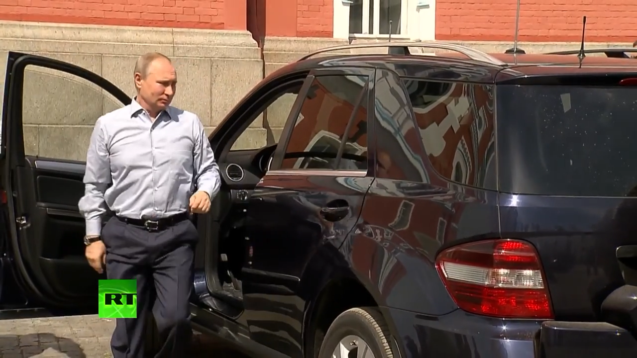 Песков автомобили. Автогараж Путина. Водитель Путина. Владимир Путин за рулем. Путин возле машины.