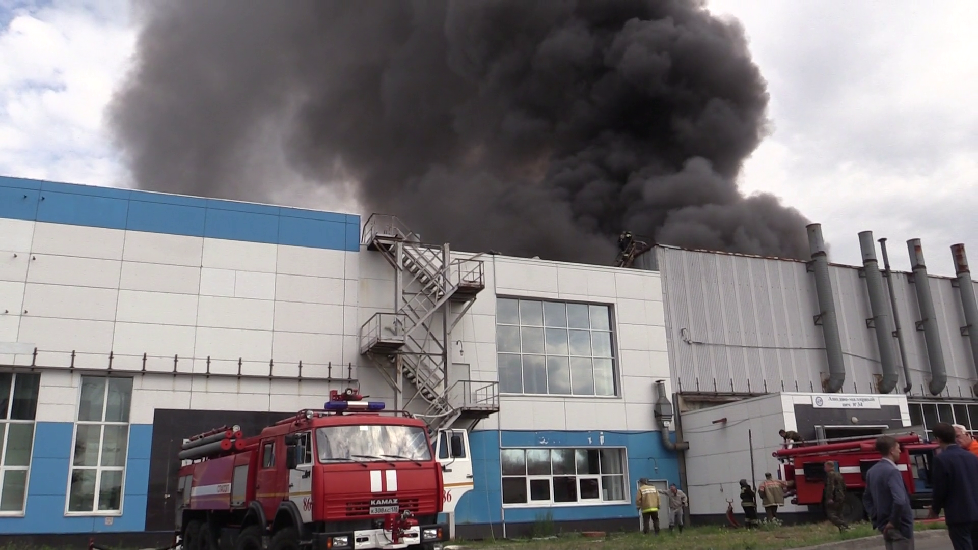 Заводы иркутска. Пожар на авиазаводе в Иркутске. Иркутский авиационный завод аварии. Пожарная станция авиазавода Иркутск. Пожар на заводе.