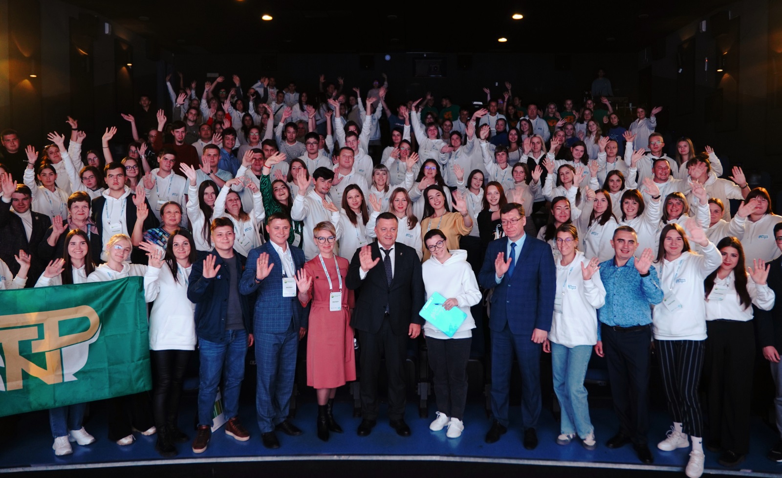 массаж учителя учениками. массаж учителя учениками. родители и дети в школе. дети в школе. учитель и ученик.