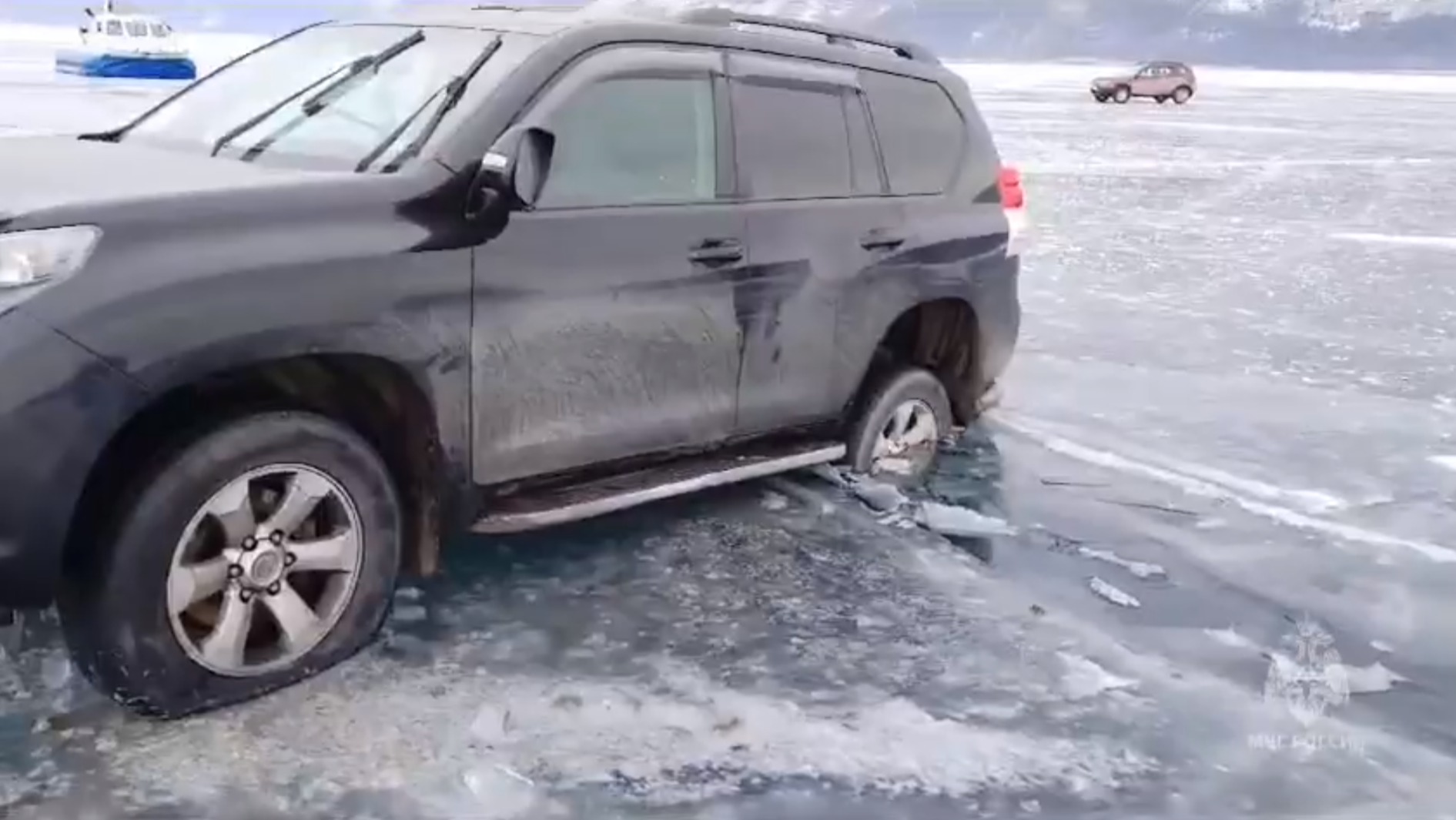 Два внедорожника провалились в трещины на льду Байкала (Видео) -  Происшествия - WEACOM.RU