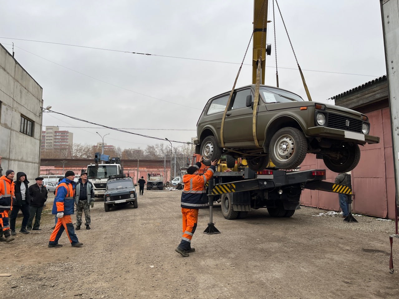 Более 300 тонн гуманитарной помощи и 44 автомобиля отправлено из Иркутска в  зону СВО - Общество - WEACOM.RU