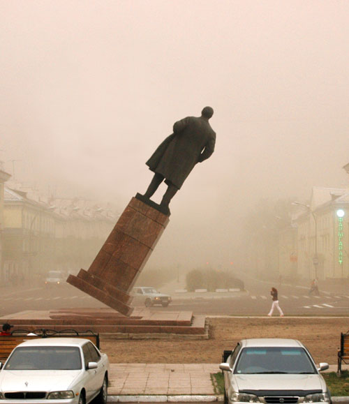 Упавшая памятник