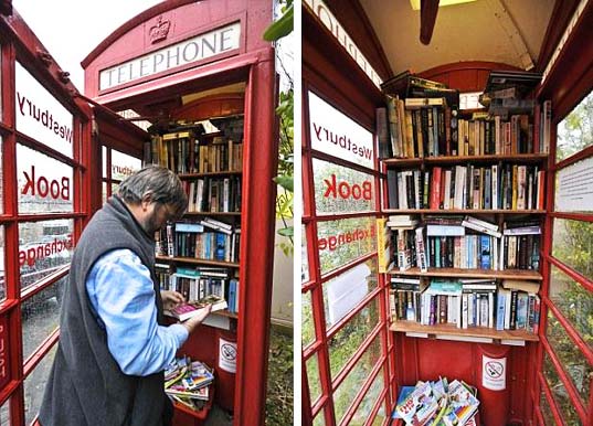 Книжный шкаф в виде телефонной будки лондона