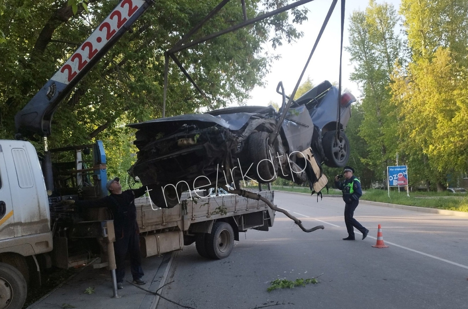 В Иркутске двое подростков вдребезги разбили машину, врезавшись в столб -  Происшествия - WEACOM.RU