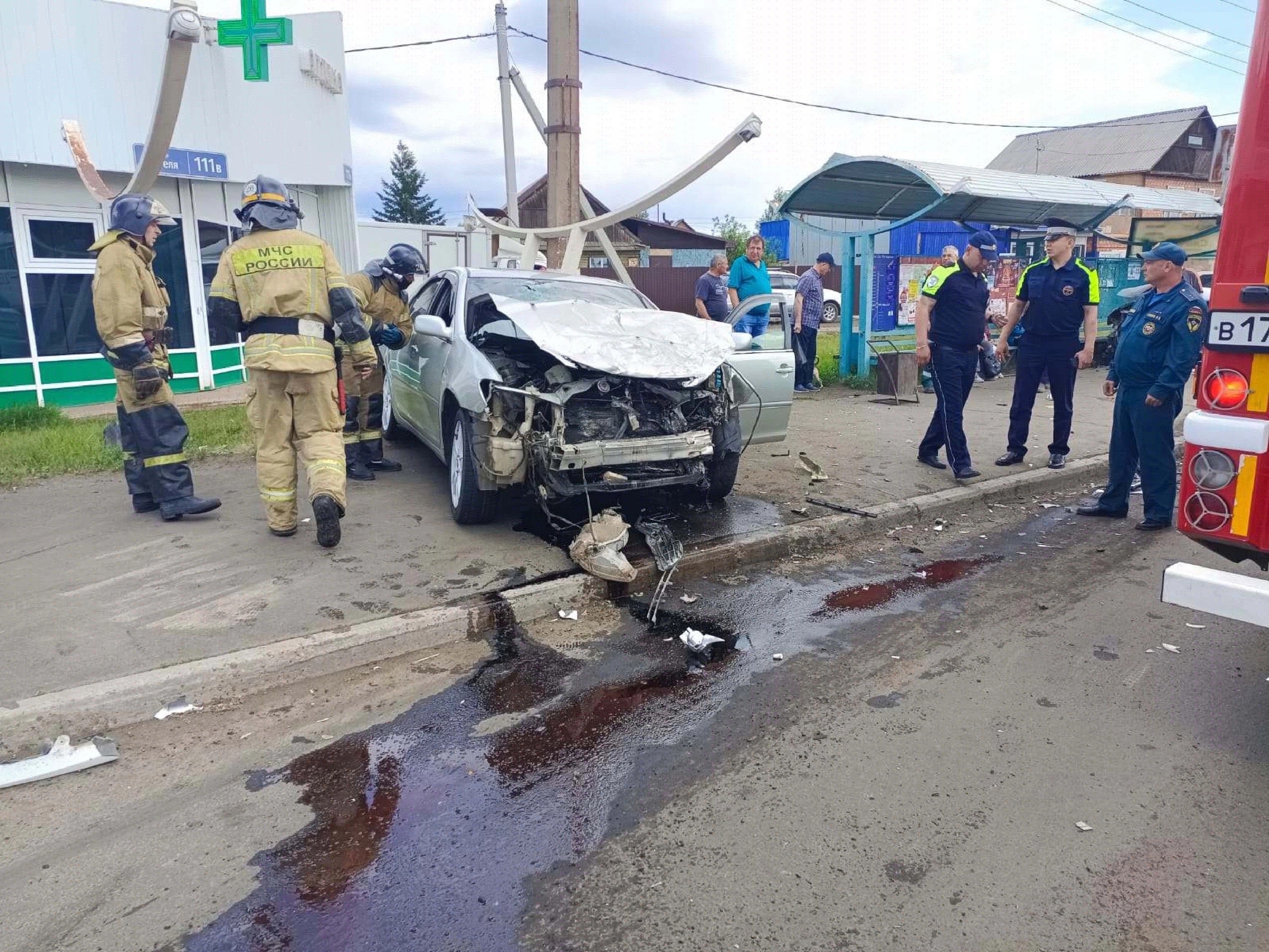 В Братске автоледи снесла остановку и врезалась в аптеку | 24.06.2024 |  Новости Иркутска - БезФормата