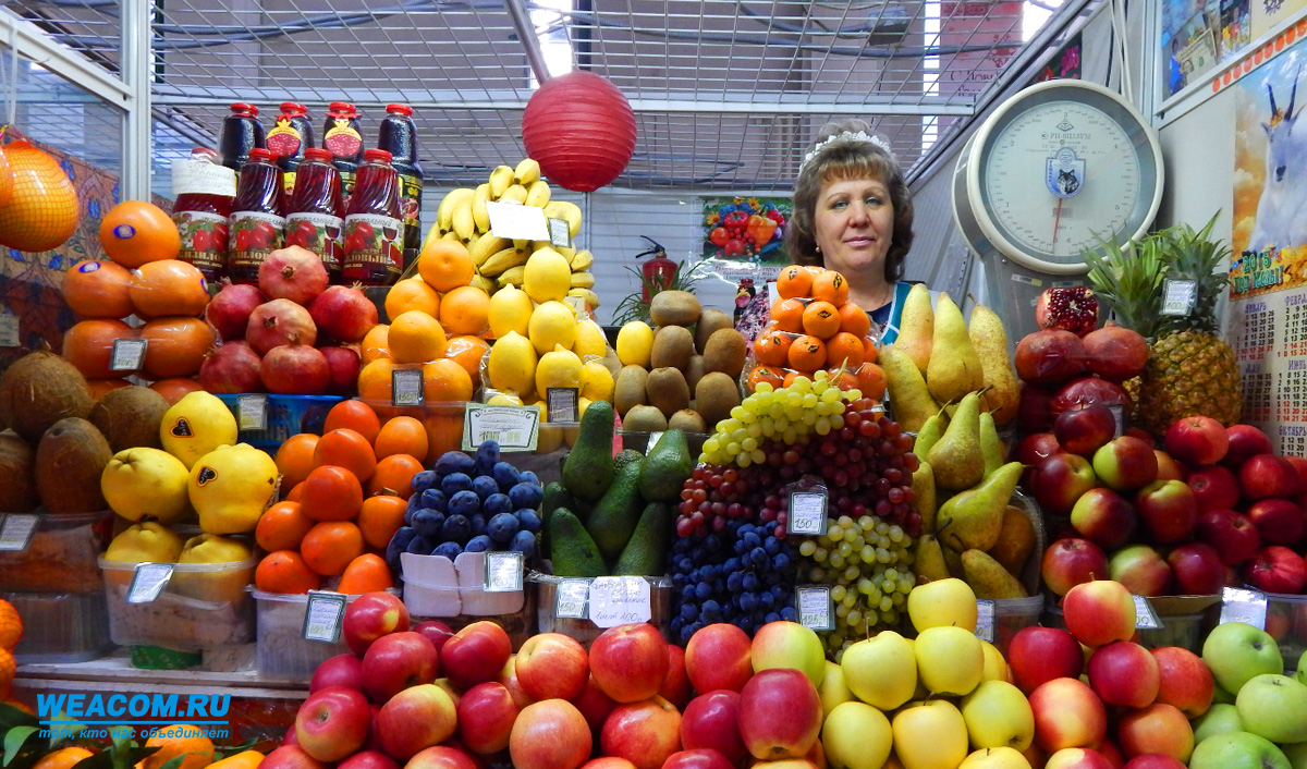 Москва продавец фруктов. Продавец овощей и фруктов. Овощная продавщица на рынке. Продавец овощного магазина. ККТ на рынках.
