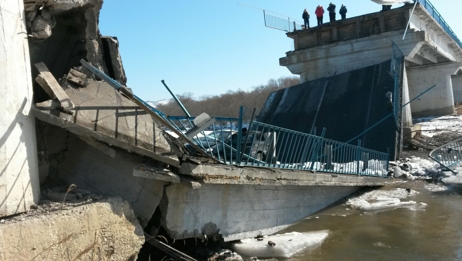 Какой мост разрушился. Военный мост Новолитовск. Обвалился мост Бамбурово Приморском крае. Разрушенный мост. Разрушение моста.