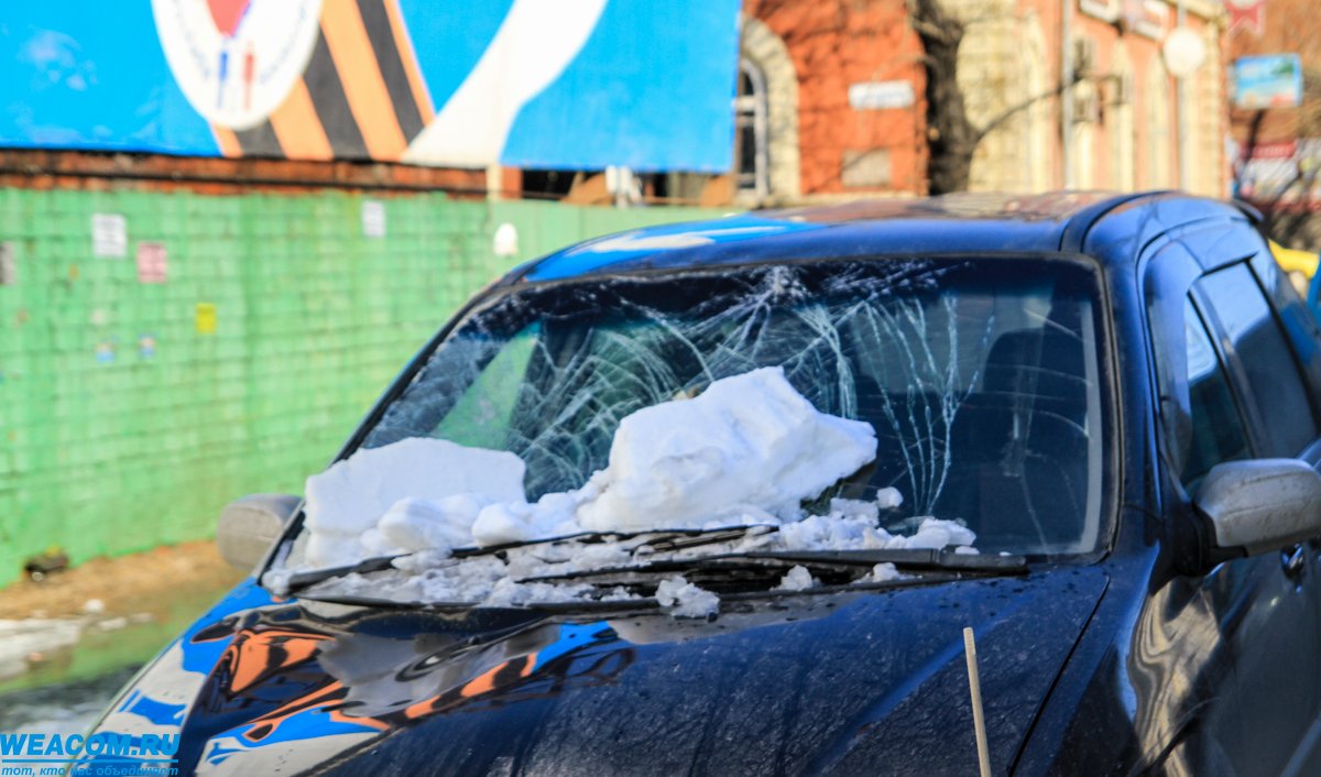 В Иркутске на Чкалова упавшая с крыши снежная глыба разбила автомобиль -  Происшествия - WEACOM.RU