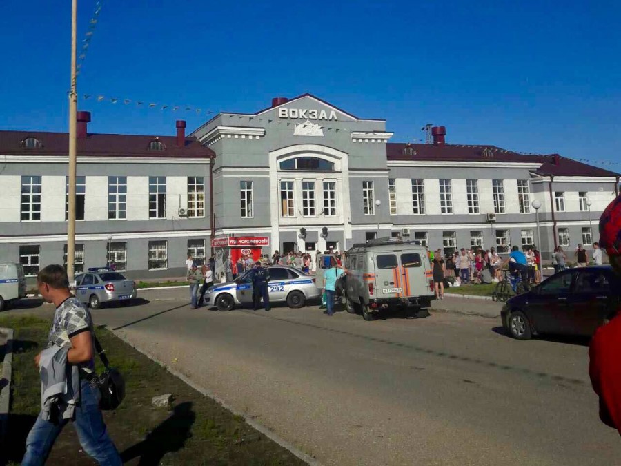 Поезд ангарск. ЖД вокзал Ангарск. Вокзал города Ангарск. Вокзал города Черемхово. ЖД вокзал Черемхово.