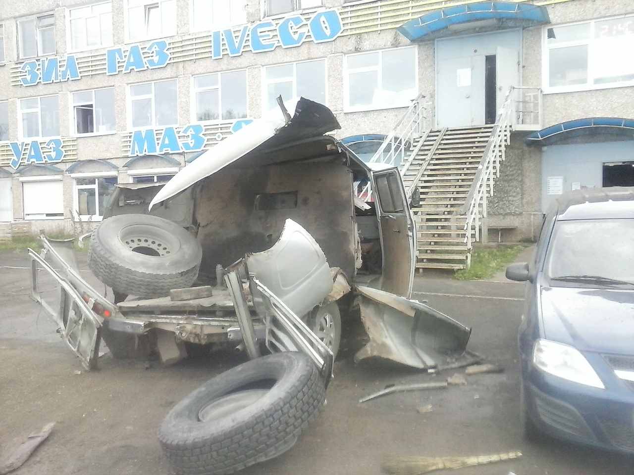 В Братске в салоне автомобиля «УАЗ» взорвалось колесо (Видео) -  Происшествия - WEACOM.RU