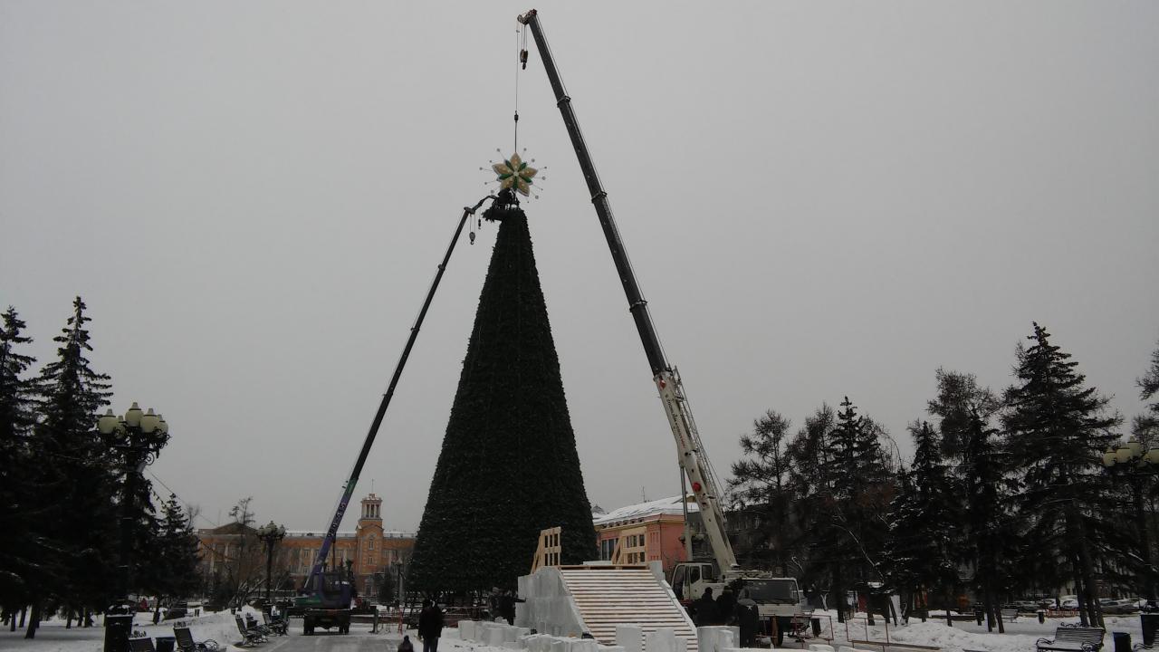 Ели иркутск. Трехметровая елка. Трехметровые звезды установили. Трехметровая елка фото. В Иркутске начали монтировать елку.