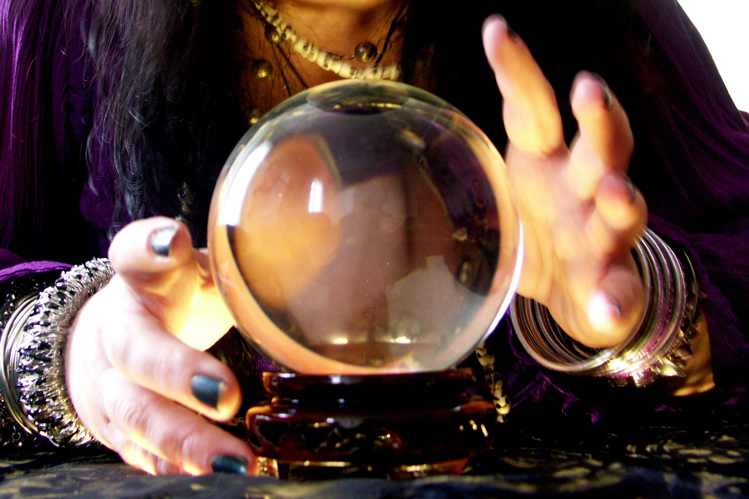 Гадание магический шар. Магический шар гадалки. Хрустальный шар для ясновидения. Магический шар в руках. Ведьма с хрустальным шаром.