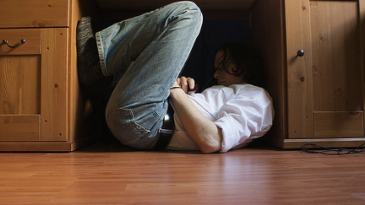 Hid under the bed. Спрятался под кровать. Спрятался в квартире. Человек спрятался. Люди в доме прячутся.