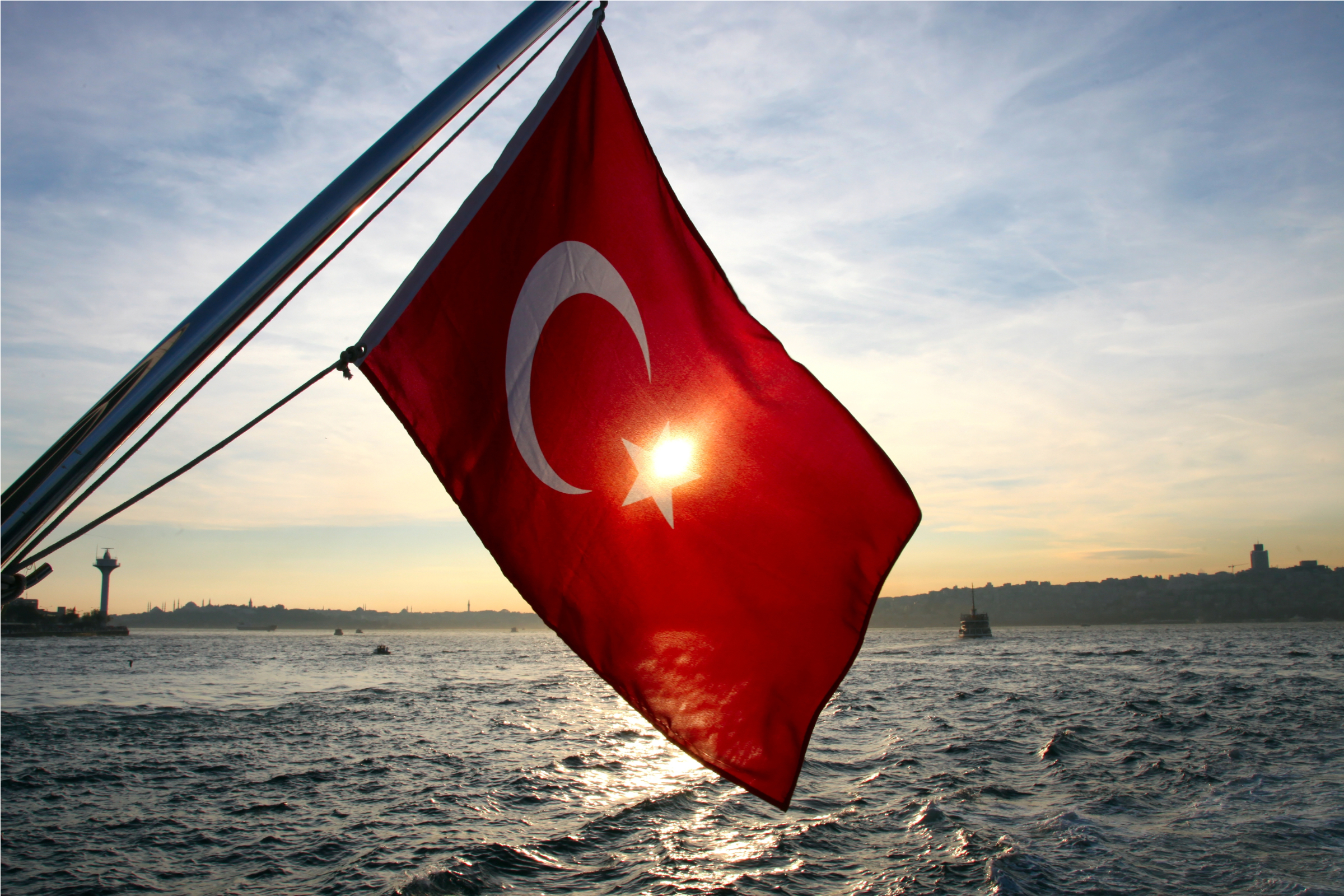 турецкий флаг на фоне моря