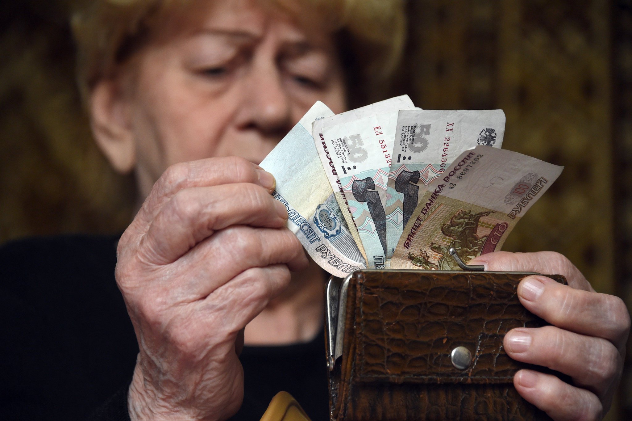 Малоимущий пенсионер. Пенсионерка с деньгами. Пожилая женщина с деньгами. Пенсионерка с деньгами в руках. Пенсия.