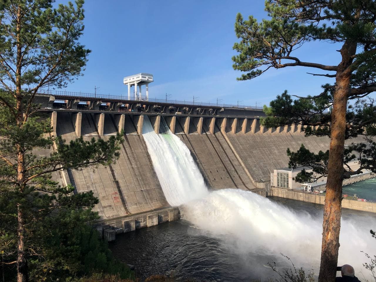 На Братской ГЭС открыли холостой сброс воды - Общество - WEACOM.RU