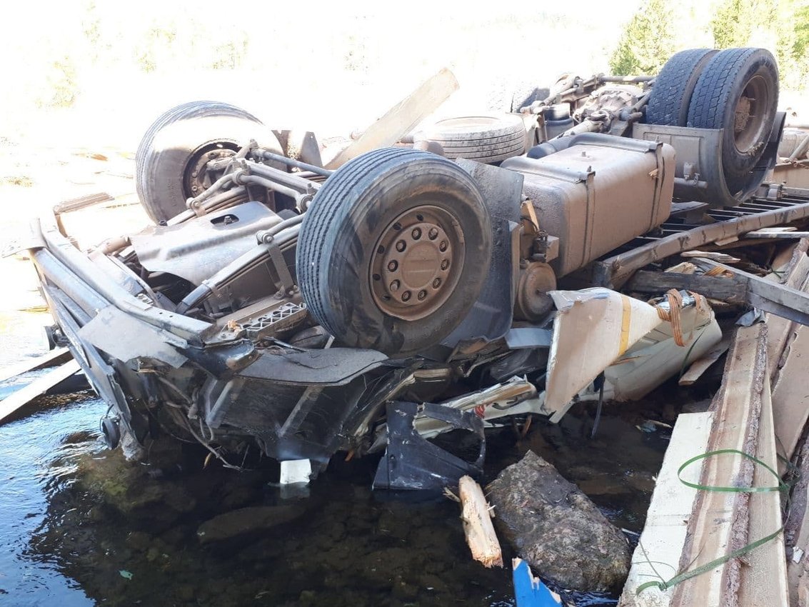 В Усть-Кутском районе грузовик упал с моста в реку — водитель погиб |  13.09.2021 | Новости Иркутска - БезФормата