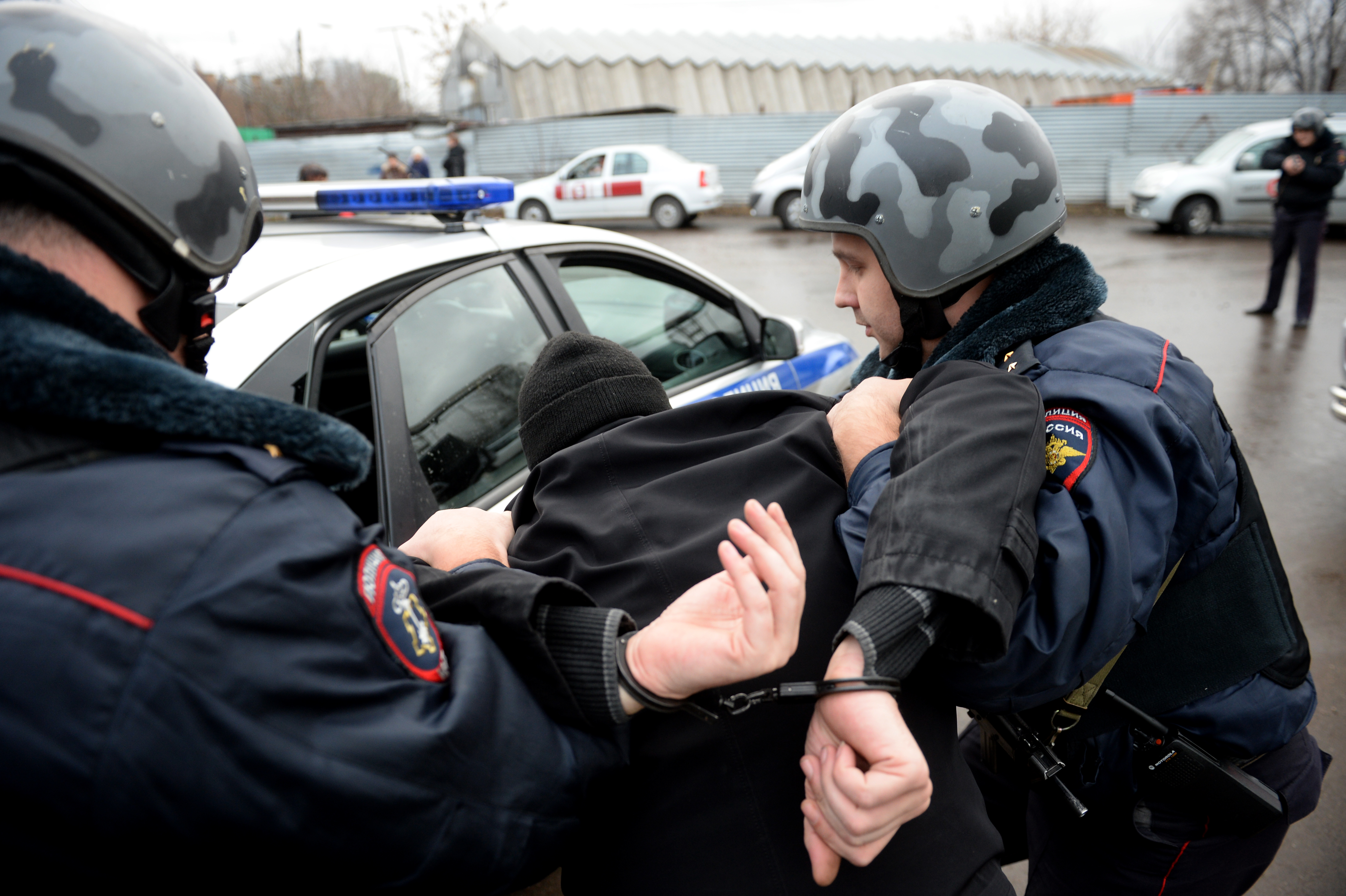 Полиция задержала. Задержание преступника. Полиция задерживает преступника. Задержание сотрудниками полиции.